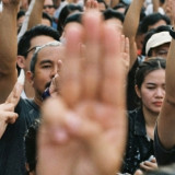 Tahukah Kamu? Ternyata Isyarat 3 Jari The Hunger Games Kini Jadi Simbol Perlawanan Global
