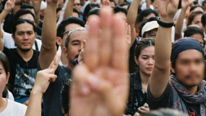 Tahukah Kamu? Ternyata Isyarat 3 Jari The Hunger Games Kini Jadi Simbol Perlawanan Global