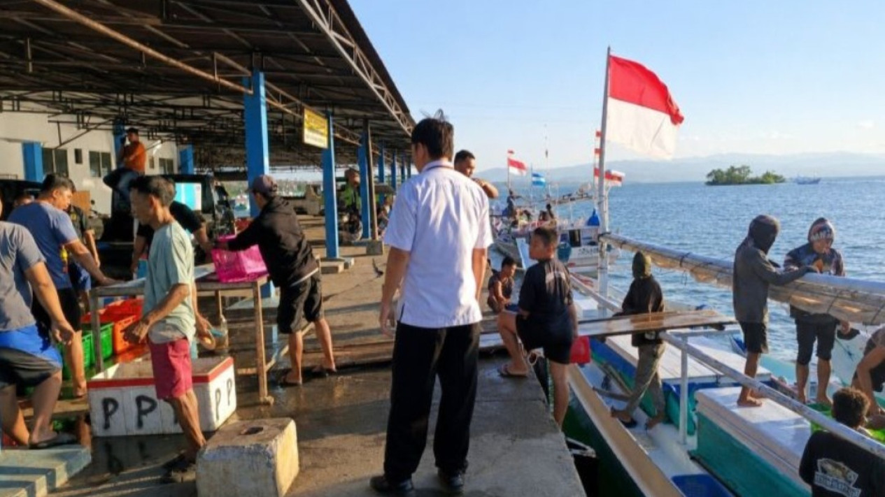 Cuaca Ekstrem Pengaruhi Produksi Perikanan Tangkap di PPN Kwandang
            - galeri foto