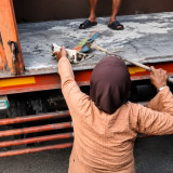 Bikin Haru, Momen Nenek Memunguti Butiran Beras yang Tersisa di Truk Demi Bertahan Hidup Viral