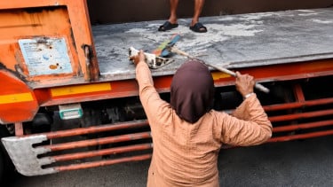Bikin Haru, Momen Nenek Memunguti Butiran Beras yang Tersisa di Truk Demi Bertahan Hidup Viral