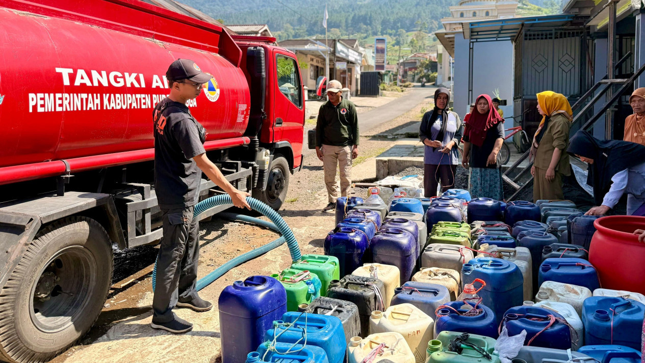 Ratusan Desa di Jawa Tengah Alami Krisis Air Bersih Akibat Kemarau, Pemprov Jateng Pasok 6,8 Juta Liter Air
            - galeri foto