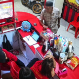 Viral Tersinggung Langsung Ditanya soal Uang Buat Pembayaran, Kakek-kakek Ngamuk hingga Ludahi Karyawan di Sulsel