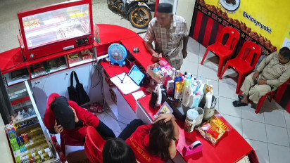 Viral Tersinggung Langsung Ditanya soal Uang Buat Pembayaran, Kakek-kakek Ngamuk hingga Ludahi Karyawan di Sulsel