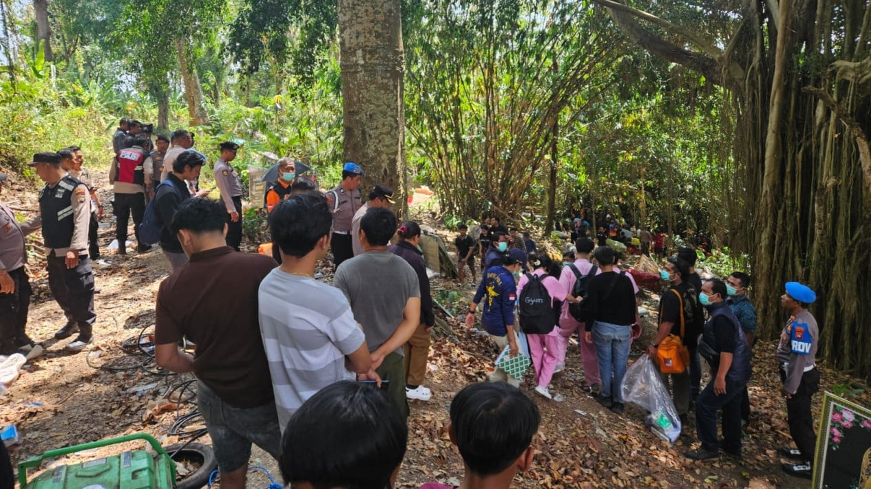Selidiki Penyebab Kematian, Polisi Bongkar Makam Terduga Pencuri Ayam yang Tewas Dihajar Massa
            - galeri foto