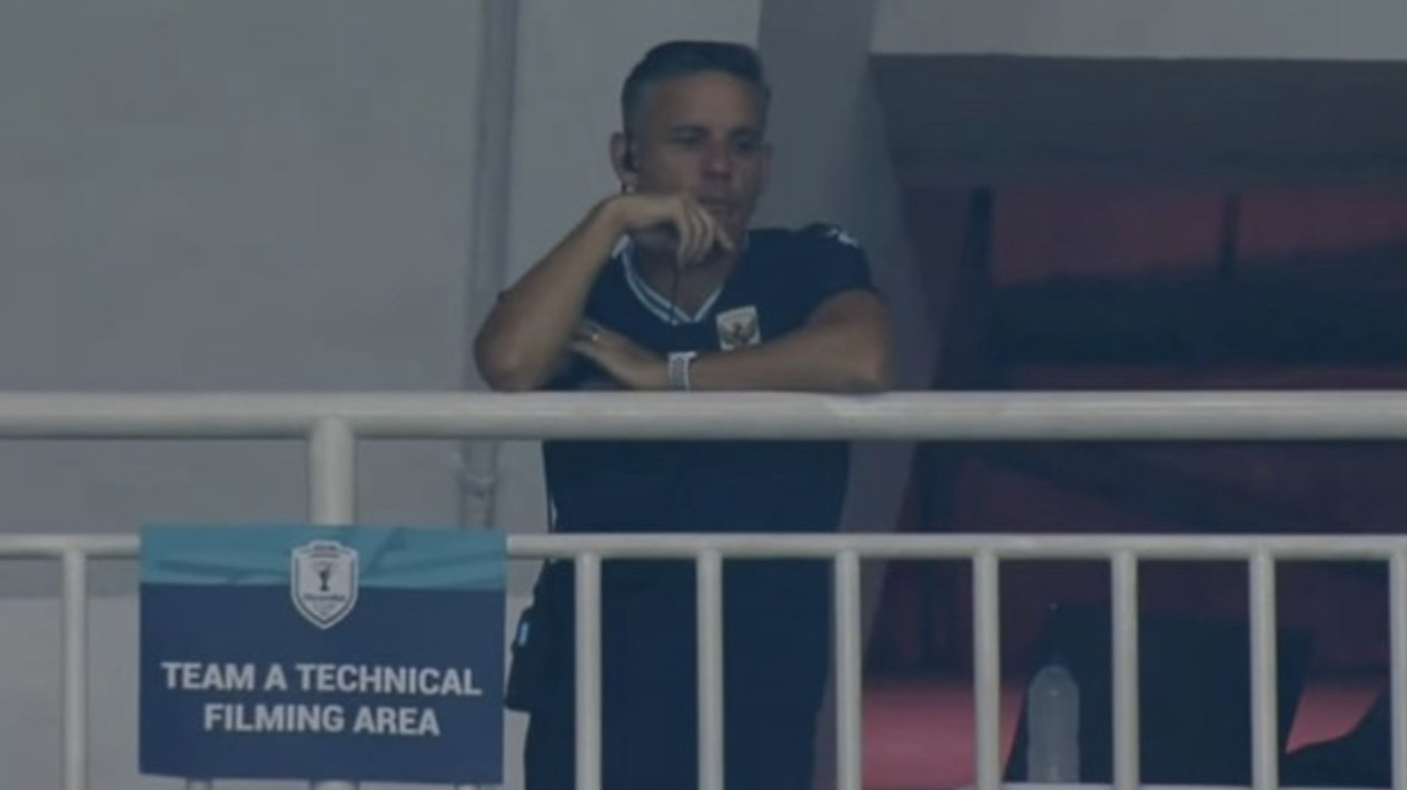 John Herdman Ungkap Alasan Berdiri di Tribun saat Timnas Indonesia vs Kamboja
            - galeri foto