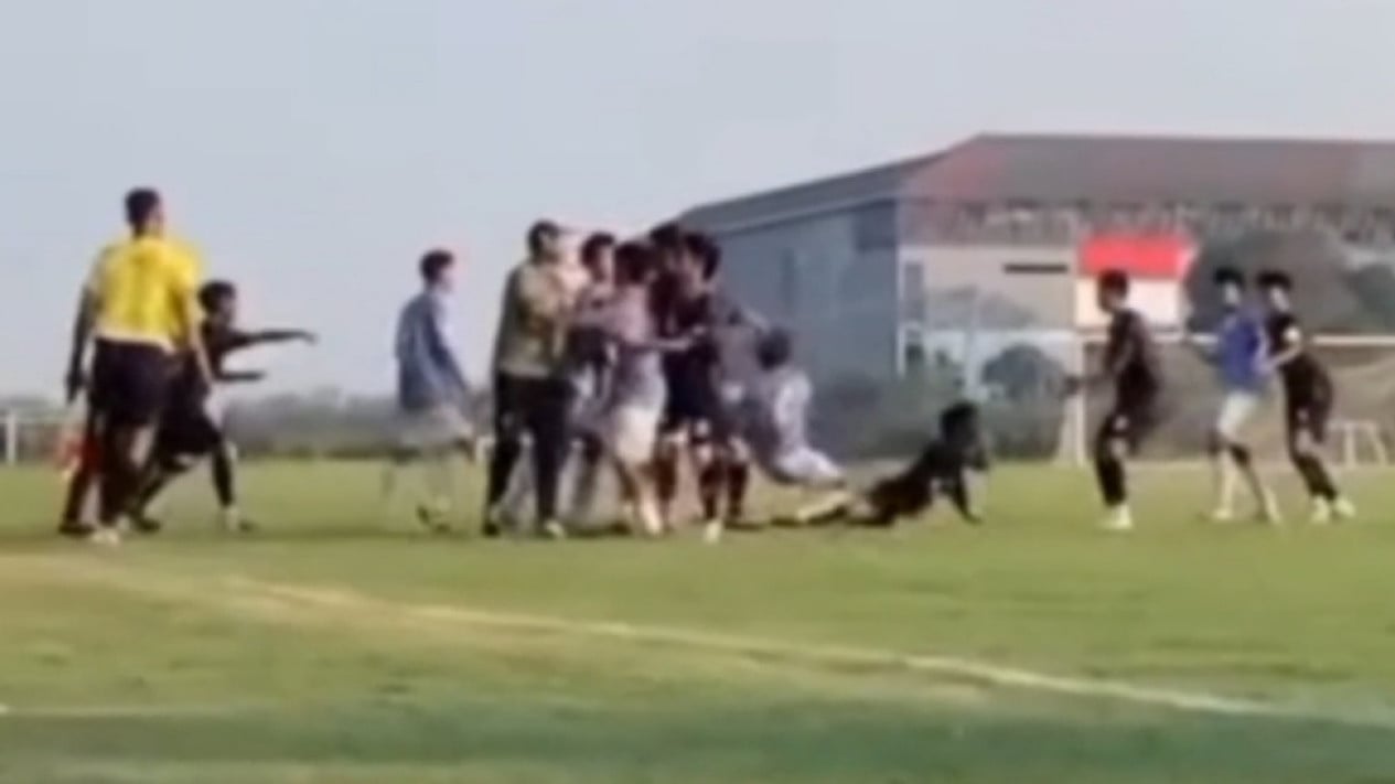 Video Viral Tendangan 'Kungfu' Warnai Piala Soeratin U-17 di Pati, PSSI Diminta Bertindak
            - galeri foto