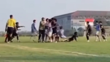 Video Viral Tendangan 'Kungfu' Warnai Piala Soeratin U-17 di Pati, PSSI Diminta Bertindak