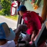 Viral! Sopir Bus Pariwisata Lakukan Aksi Berbahaya di Jalan, Kendalikan Setir Pakai Kaki Dikecam Publik