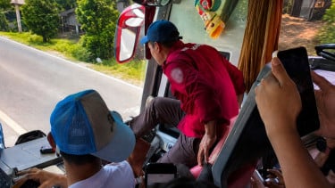 Viral! Sopir Bus Pariwisata Lakukan Aksi Berbahaya di Jalan, Kendalikan Setir Pakai Kaki Dikecam Publik