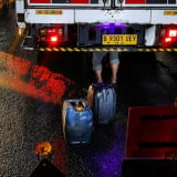 Viral! Bisa-bisanya Warga Lakukan Aksi Nekat Mencuri Solar dari Truk saat Kondisi Macet