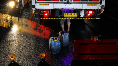 Viral! Bisa-bisanya Warga Lakukan Aksi Nekat Mencuri Solar dari Truk saat Kondisi Macet
