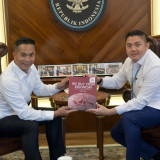 Temui Seskab Teddy, Ketum Kadin Anindya Bakrie Bahas Pengembangan Industri Listrik dan Kenalkan Buku “We Buy From Indonesia”
