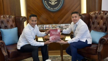 Temui Seskab Teddy, Ketum Kadin Anindya Bakrie Bahas Pengembangan Industri Listrik dan Kenalkan Buku “We Buy From Indonesia”