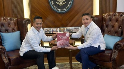 Temui Seskab Teddy, Ketum Kadin Anindya Bakrie Bahas Pengembangan Industri Listrik dan Kenalkan Buku “We Buy From Indonesia”
