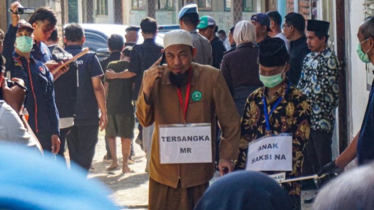 Terbongkar, 50 Adegan Rekonstruksi Ungkap Detik-detik Maut Kasus Santri Terbakar di Lombok Tengah
            - galeri foto