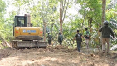 Kemenhut Tindak Pembukaan Jalan Ilegal di TNBBS, Alat Berat Disita