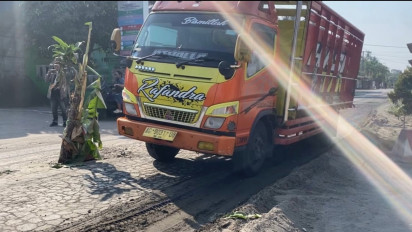 Jalan Rusak Ditanami Pohon Pisang, Warga Tagih Janji Pemkab Blitar