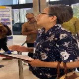 Sambil Menangis Seorang Ibu Rumah Tangga, Adukan Pelanggaran Jabatan Notaris ke Menteri Hukum