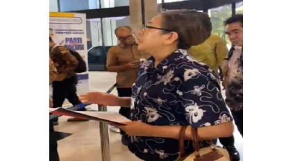 Sambil Menangis Seorang Ibu Rumah Tangga, Adukan Pelanggaran Jabatan Notaris ke Menteri Hukum