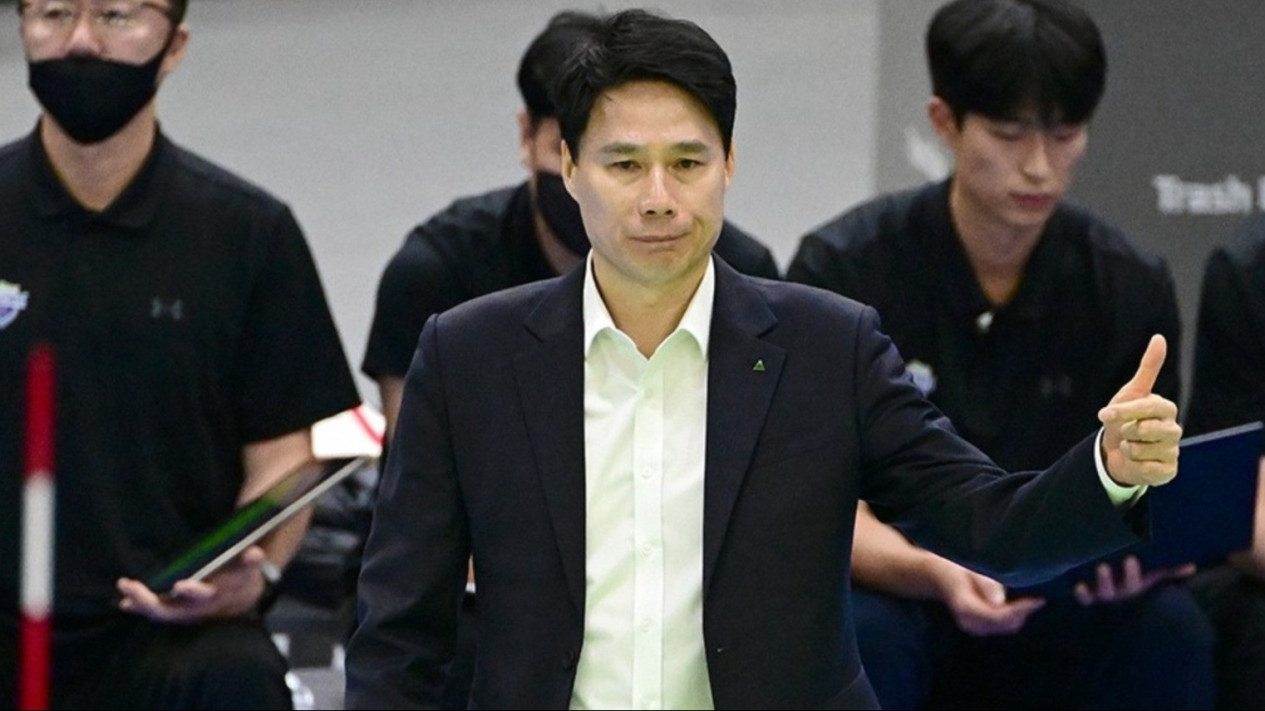 Kang Sung-hyung Full Senyum, Pemain Andalannya di Hyundai Hillstate Dapat Pujian dari Pelatih Timnas Voli Putri Korea
            - galeri foto