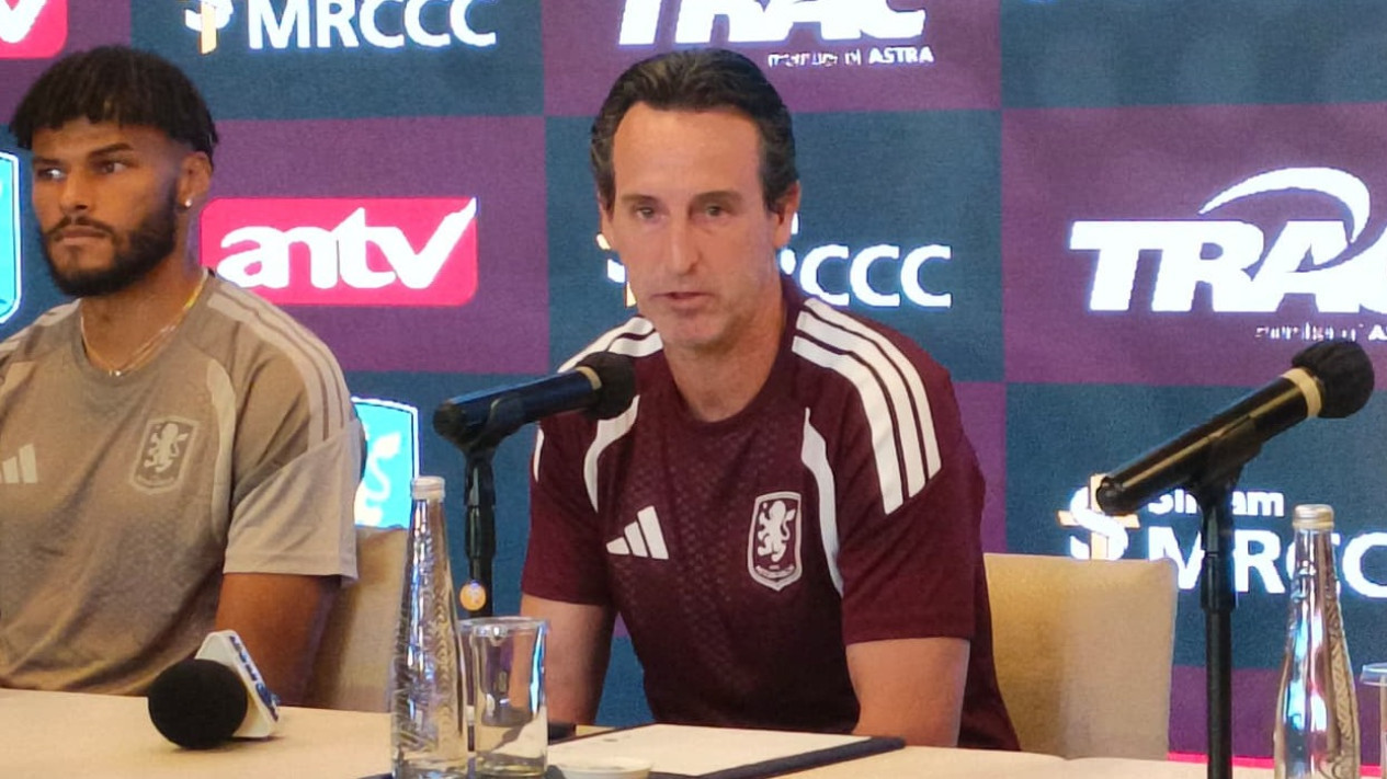 Akhirnya Kembali ke Indonesia Lagi Setelah 12 Tahun, Unai Emery Dibuat Takjub dengan Antusiasme Suporter di Jakarta
            - galeri foto