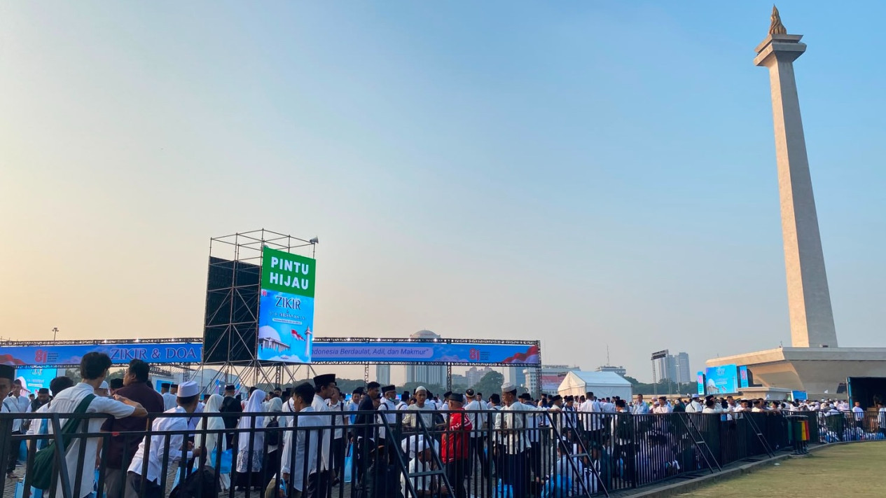 Sambut HUT ke-81 Republik Indonesia, Masyarakat Mulai Padati Monas untuk Zikir dan Doa Bersama
            - galeri foto