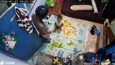Terekam CCTV, Balita Tertidur di Depan Pintu saat Tunggu Ayahnya Kerja sebagai Ojol Viral