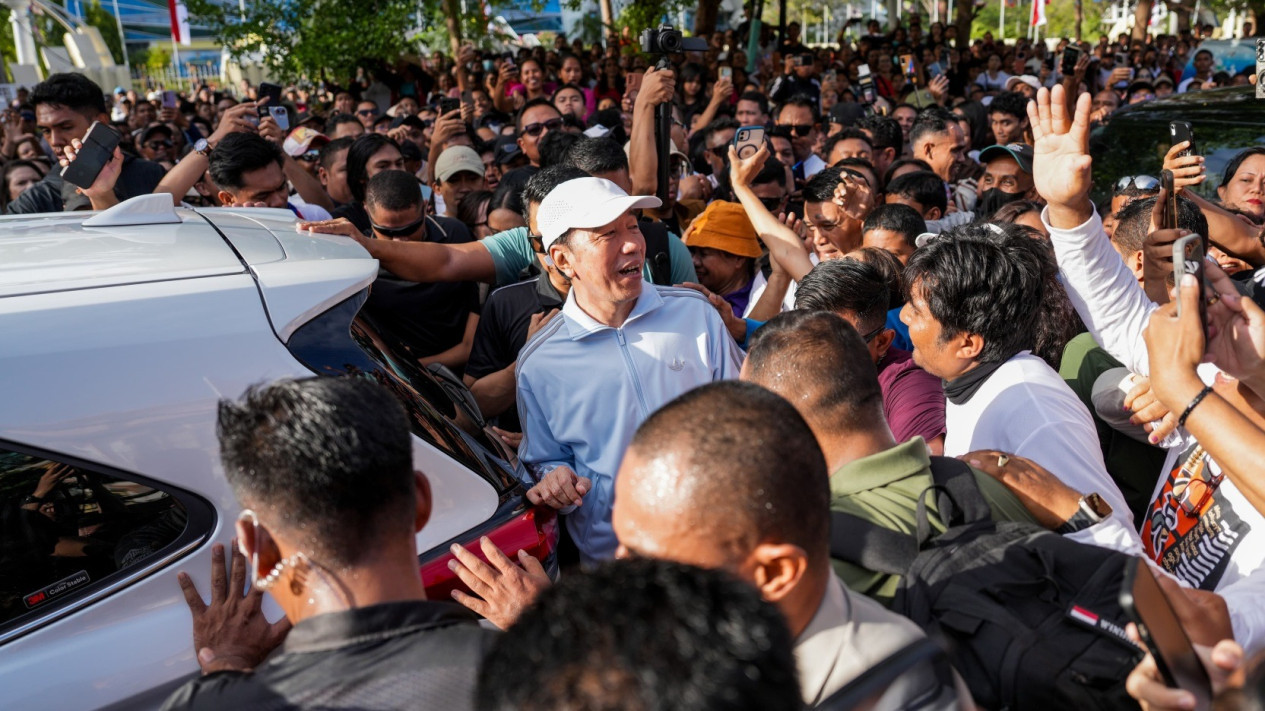 Jokowi Dikepung Warga Saat Hadir di CFD Kupang
            - galeri foto