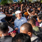 Jokowi Dikepung Warga Saat Hadir di CFD Kupang