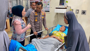 Kapolrestabes Palembang Jenguk Korban Jambret yang Alami Luka Tusuk di Kepala