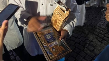 Zikir dan Doa Kebangsaan di Monas, Warga Dapat Suvenir Perlengkapan Salat dari Istana Presiden