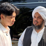 Momen Hangat Willie Salim Beri Hadiah Mewah ke Ustaz Derry Sulaiman, Influencer Mualaf itu Tuai Pujian