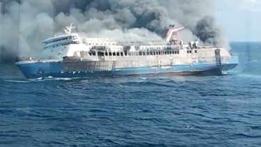 Detik-detik KM Mutiara Sentosa 2 Dilalap Api di Perairan Sumenep, Basarnas Berjibaku Evakuasi Ratusan Penumpang