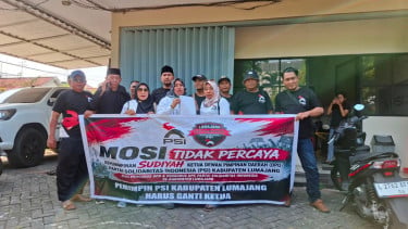 Sejumlah Pengurus PSI Lumajang Datangi Kantor DPW PSI Jatim, Serahkan Surat Mosi Tidak Percaya