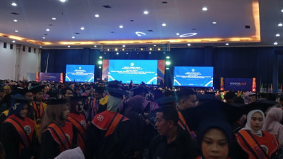 Lebih dari 1.200 Orang Mahasiswa UAD Diwisuda, Haedar Nashir: Wisuda Harus Menjadi Perekat Relasi
