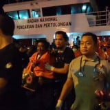 9 Korban Selamat Kebakaran KM Mutiara Sentosa 2 Dievakuasi ke Pelabuhan Kalianget