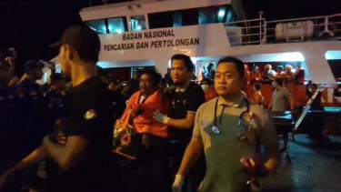 9 Korban Selamat Kebakaran KM Mutiara Sentosa 2 Dievakuasi ke Pelabuhan Kalianget