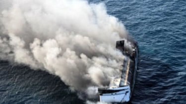 Terungkap! 3 Fakta KMP Mutiara Sentosa 2, Kapal Eks Jepang Berusia 34 Tahun yang Ludes Terbakar di Madura