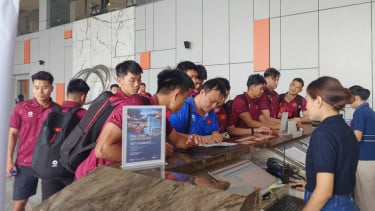 Media Vietnam Sebut Golden Warriors Diancam Kembang Api oleh Oknum Suporter Timnas Indonesia Dini Hari Tadi