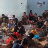 Histeris Kehilangan Anak, Seorang Ibu Korban Kebakaran KM Mutiara Sentosa 2 Dievakuasi ke Pulau Masalembu