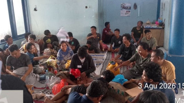 Histeris Kehilangan Anak, Seorang Ibu Korban Kebakaran KM Mutiara Sentosa 2 Dievakuasi ke Pulau Masalembu
