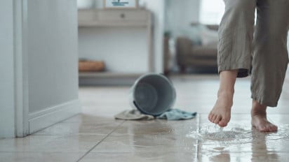 Jangan Anggap Sepele Lantai Licin! WHO Ungkap Lansia Jadi Kelompok Paling Rentan Alami Cedera Akibat Jatuh