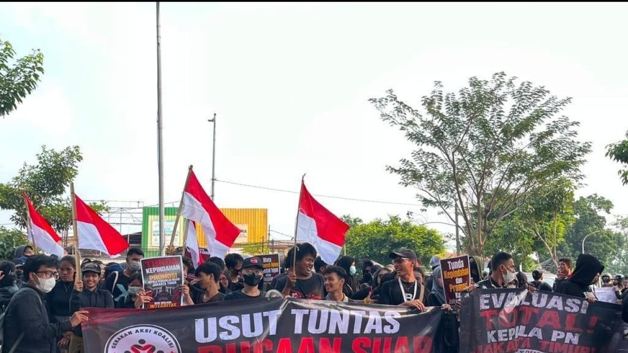 Massa Aksi Koalisi Masyarakat Sipil Sampaikan Aspirasi dan Kawal Proses Kasus Roy Suryo Cs di PN Jaktim
            - galeri foto
