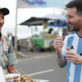Viral Penjual Cilok Mirip Lionel Messi, Sosok “Bang Messi” Pelabuhanratu Jadi Sorotan Wisatawan