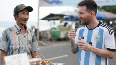 Viral Penjual Cilok Mirip Lionel Messi, Sosok “Bang Messi” Pelabuhanratu Jadi Sorotan Wisatawan