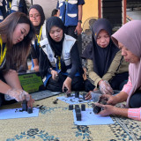 Mahasiswa UGM Berdayakan Warga Banyuwangi Sulap Sabut Kelapa Jadi Briket