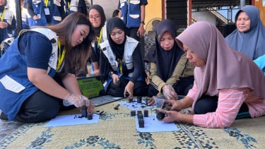 Mahasiswa UGM Berdayakan Warga Banyuwangi Sulap Sabut Kelapa Jadi Briket