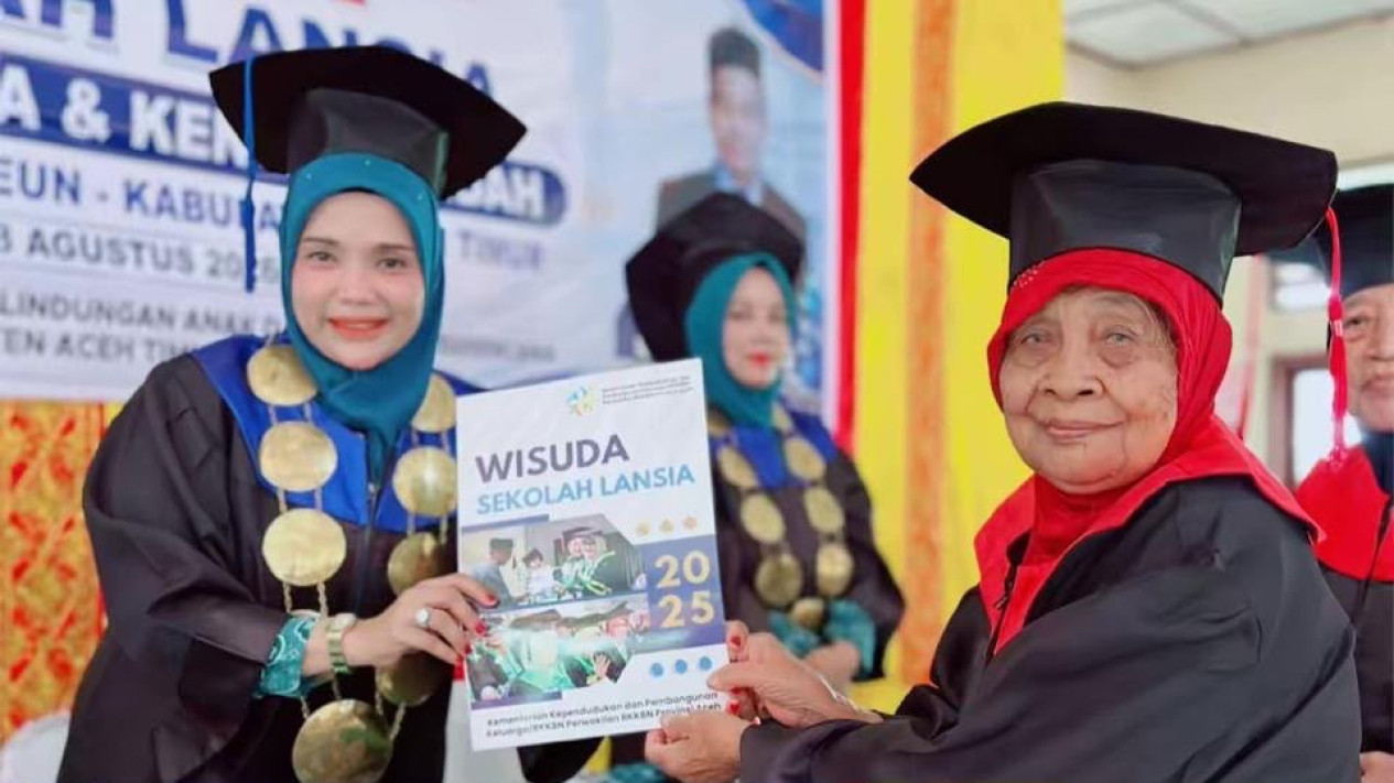 53 Lansia Usia 65-85 Tahun Ikuti Wisuda di Aceh Timur, Bukti Semangat Belajar Tak Kenal Usia
            - galeri foto