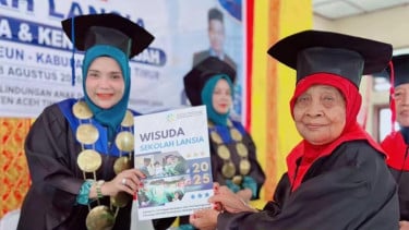 53 Lansia Usia 65-85 Tahun Ikuti Wisuda di Aceh Timur, Bukti Semangat Belajar Tak Kenal Usia